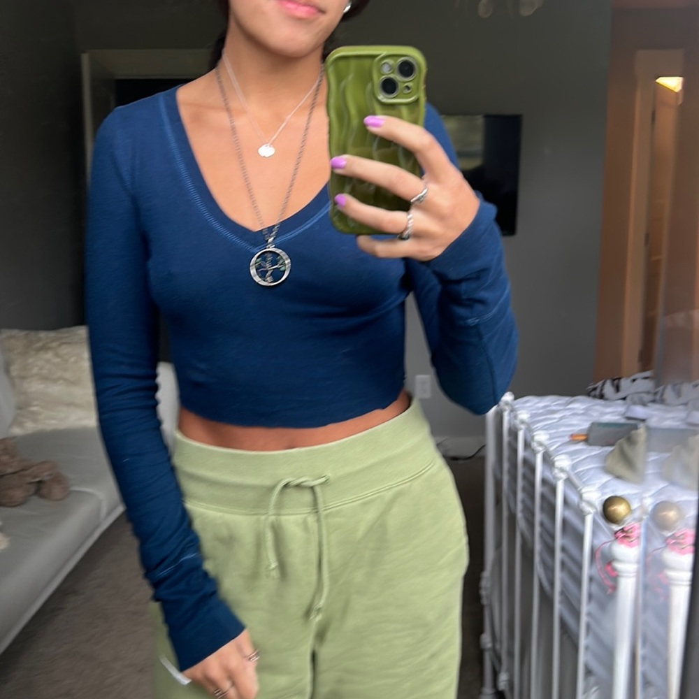 long sleeve abercrombie cropped v neck